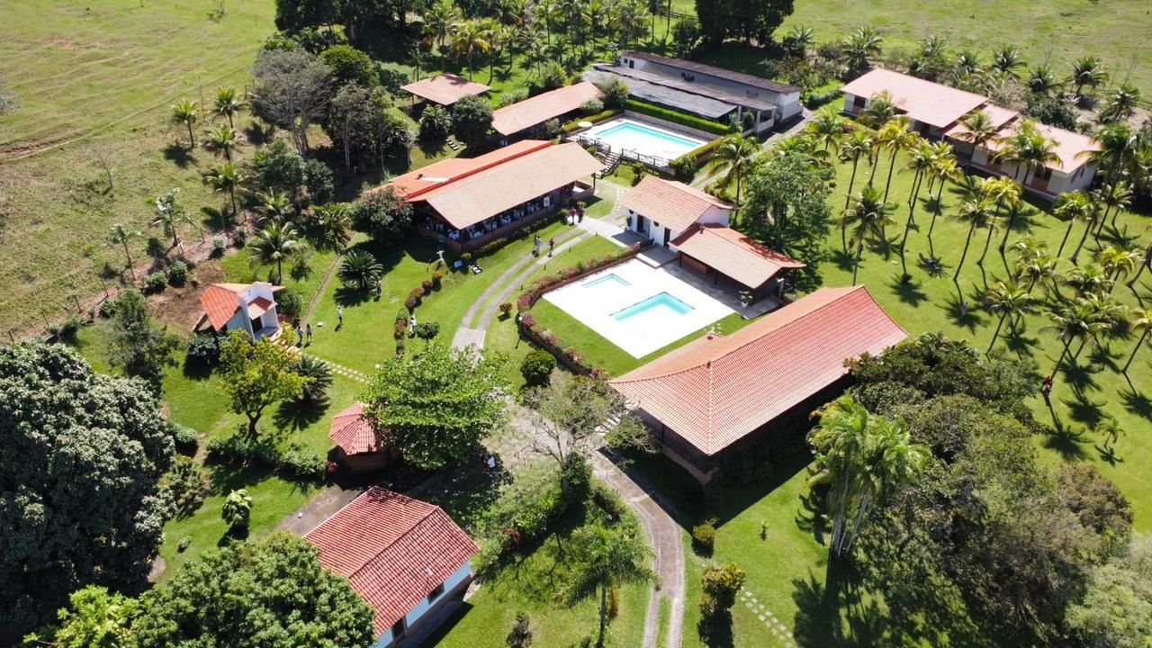 Vista aérea das piscinas e construções do sítio